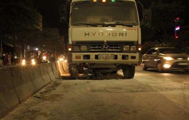 Hai vợ chồng thương vong, xe máy bốc cháy dưới gầm xe ben - ảnh 2