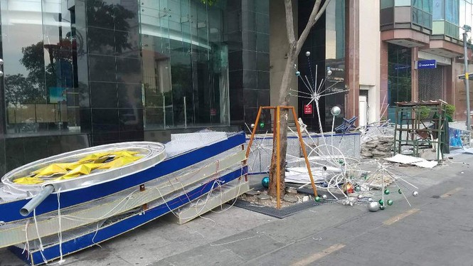 Cổng chào phố đi bộ Nguyễn Huệ ngã đè người đi xe máy - ảnh 2