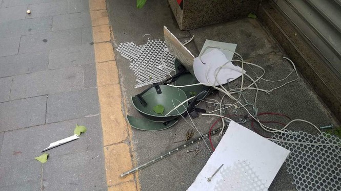 Cổng chào phố đi bộ Nguyễn Huệ ngã đè người đi xe máy - ảnh 1