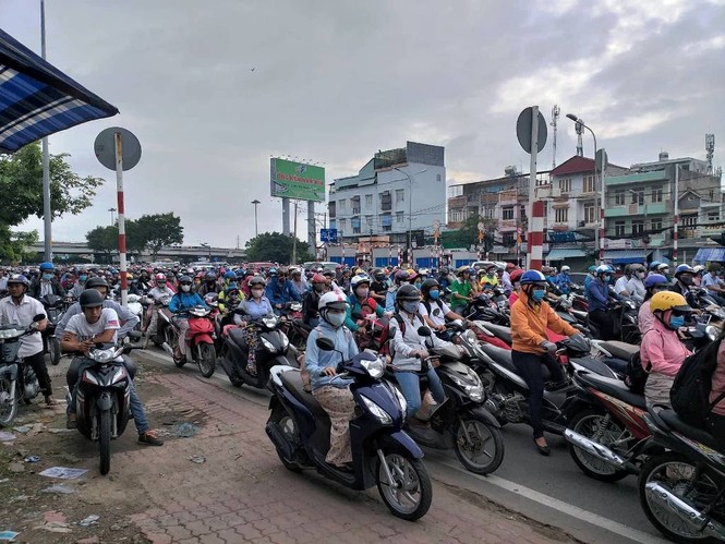 Cửa ngõ Sài Gòn tê liệt sáng đầu tuần do va chạm nhỏ - ảnh 2