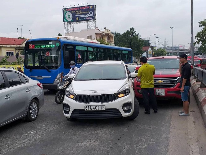 Cửa ngõ Sài Gòn tê liệt sáng đầu tuần do va chạm nhỏ - ảnh 3