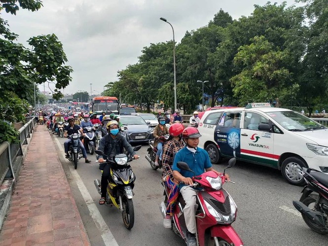 Cửa ngõ Sài Gòn tê liệt sáng đầu tuần do va chạm nhỏ - ảnh 7