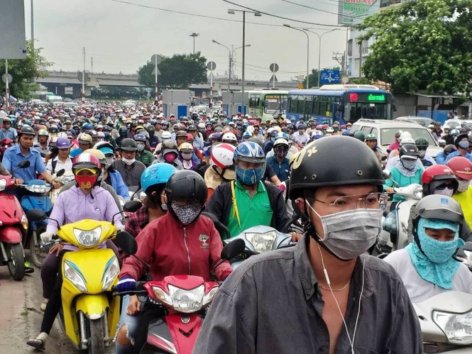 Cửa ngõ Sài Gòn tê liệt sáng đầu tuần do va chạm nhỏ - ảnh 4