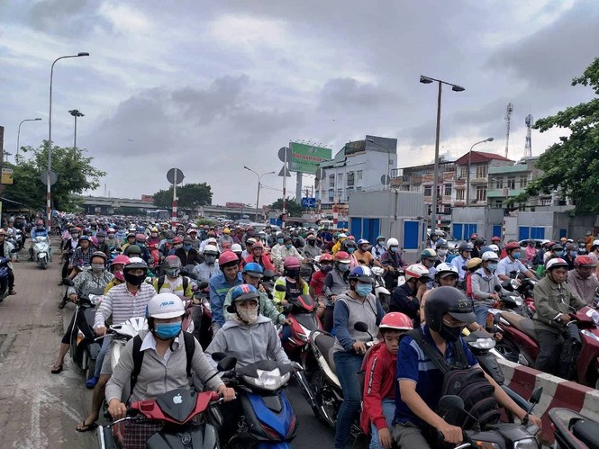 Cửa ngõ Sài Gòn tê liệt sáng đầu tuần do va chạm nhỏ - ảnh 5