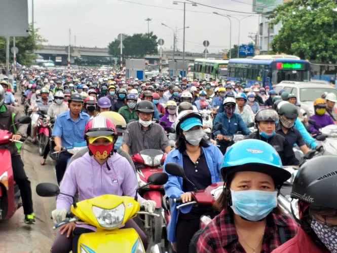 Cửa ngõ Sài Gòn tê liệt sáng đầu tuần do va chạm nhỏ - ảnh 6