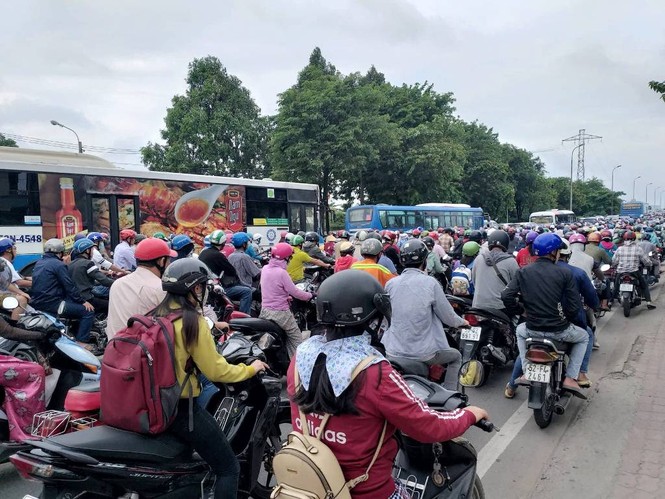 Cửa ngõ Sài Gòn tê liệt sáng đầu tuần do va chạm nhỏ - ảnh 8