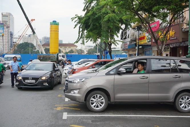 TPHCM thu phí đậu xe ô tô dưới lòng đường từ 1-8 - ảnh 1