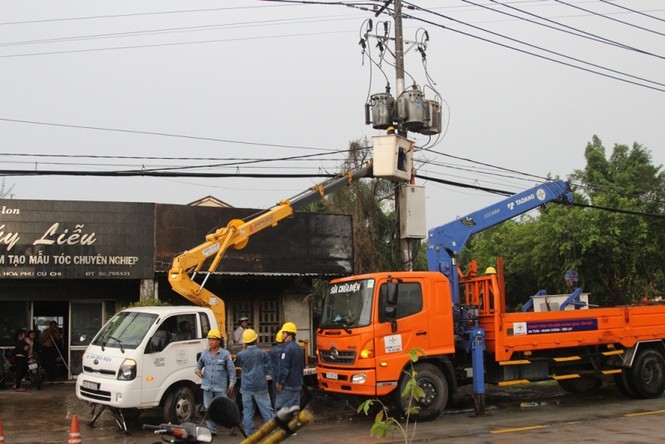 Nổ trạm biến áp ở Sài Gòn, 2 nhân viên điện lực bỏng nặng - ảnh 1