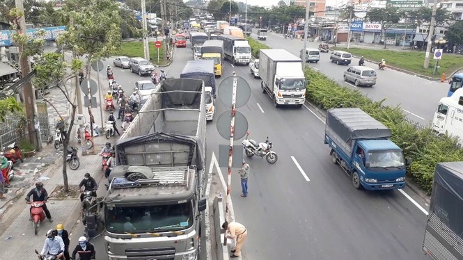 Người dân hô hoán dừng xe container vừa đâm tử vong nam thanh niên - ảnh 1