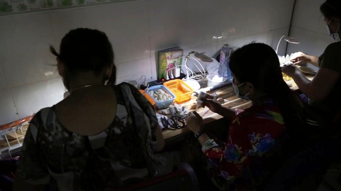 Phát hiện cơ sở sản xuất bao cao su bằng keo vá xe ở TPHCM - ảnh 1