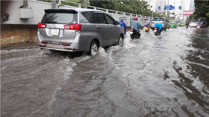 'Siêu máy bơm' vừa dừng hoạt động, 'rốn ngập' Sài Gòn lênh láng nước - ảnh 1