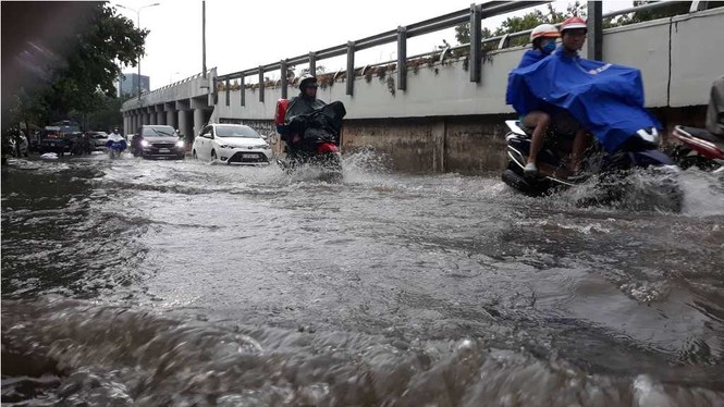 'Siêu máy bơm' vừa dừng hoạt động, 'rốn ngập' Sài Gòn lênh láng nước - ảnh 2