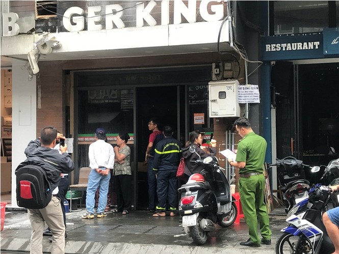 Cháy tiệm bánh ở phố tây Bùi Viện, hai cụ già nhập viện - ảnh 1