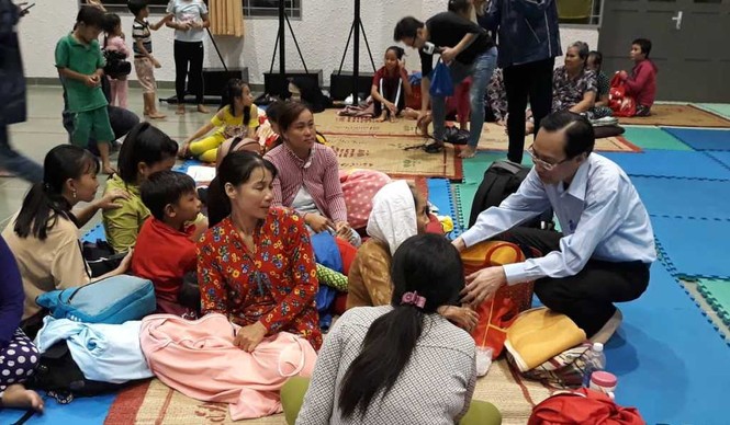 Lãnh đạo TPHCM thăm hỏi, giúp đỡ người dân 'chạy bão' số 9 - ảnh 1