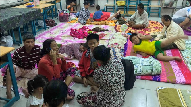 Lãnh đạo TPHCM thăm hỏi, giúp đỡ người dân 'chạy bão' số 9 - ảnh 2