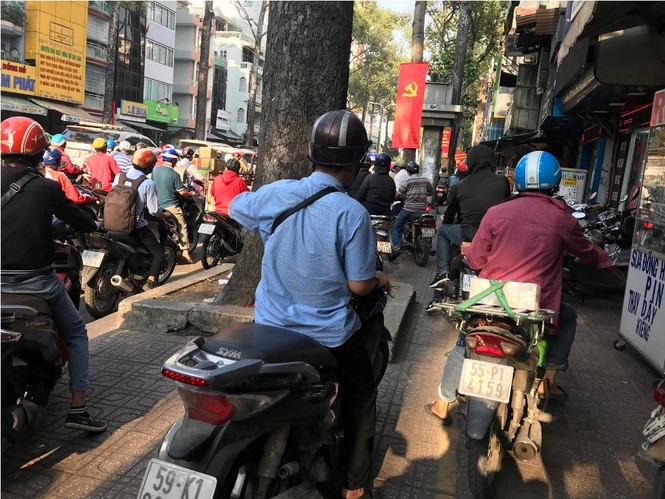 Cận Tết Nguyên đán, Sài Gòn kẹt xe khắp nơi - ảnh 9