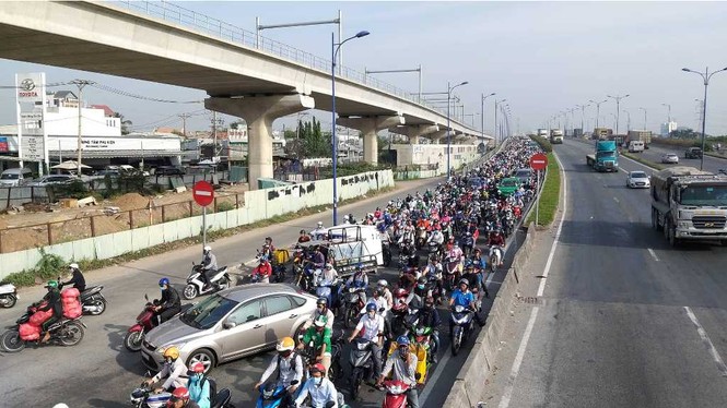 Cận Tết Nguyên đán, Sài Gòn kẹt xe khắp nơi - ảnh 12