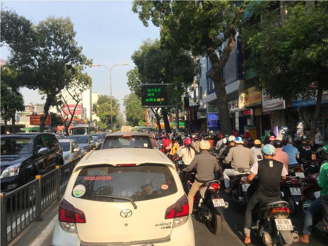 Cận Tết Nguyên đán, Sài Gòn kẹt xe khắp nơi - ảnh 10