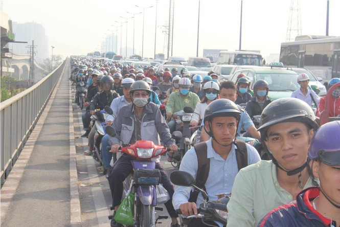Cận Tết Nguyên đán, Sài Gòn kẹt xe khắp nơi - ảnh 11