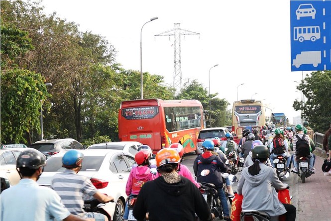 Người dân ùn ùn về quê ăn Tết, cửa ngõ Sài Gòn kẹt cứng - ảnh 2