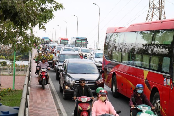 Người dân ùn ùn về quê ăn Tết, cửa ngõ Sài Gòn kẹt cứng - ảnh 3