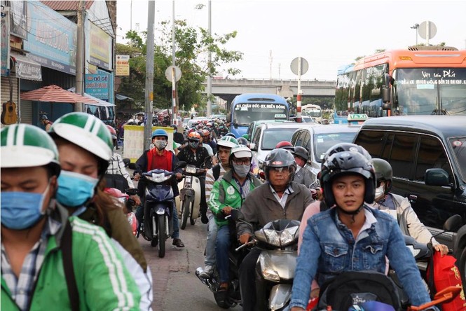 Người dân ùn ùn về quê ăn Tết, cửa ngõ Sài Gòn kẹt cứng - ảnh 4