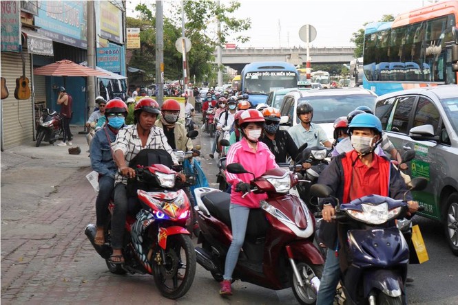 Người dân ùn ùn về quê ăn Tết, cửa ngõ Sài Gòn kẹt cứng - ảnh 5
