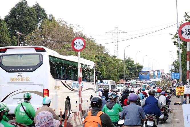 Người dân ùn ùn về quê ăn Tết, cửa ngõ Sài Gòn kẹt cứng - ảnh 6