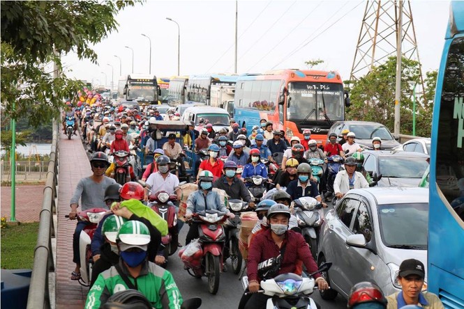 Người dân ùn ùn về quê ăn Tết, cửa ngõ Sài Gòn kẹt cứng - ảnh 7