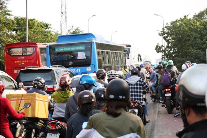 Người dân ùn ùn về quê ăn Tết, cửa ngõ Sài Gòn kẹt cứng - ảnh 8