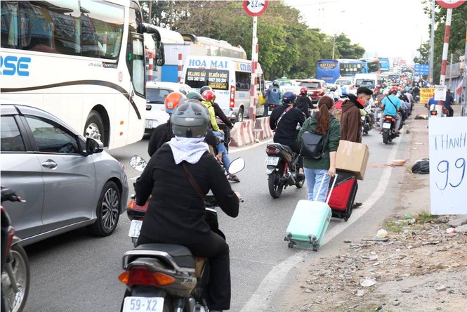 Người dân ùn ùn về quê ăn Tết, cửa ngõ Sài Gòn kẹt cứng - ảnh 10