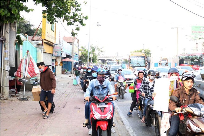 Người dân ùn ùn về quê ăn Tết, cửa ngõ Sài Gòn kẹt cứng - ảnh 9