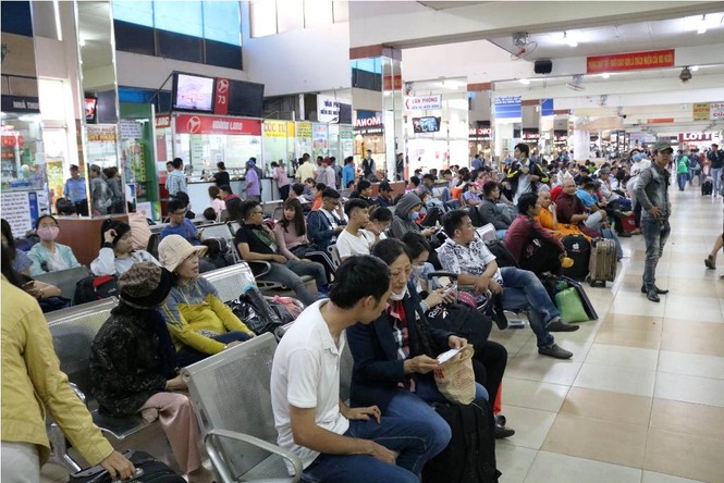 Người dân ùn ùn về quê ăn Tết, cửa ngõ Sài Gòn kẹt cứng - ảnh 11
