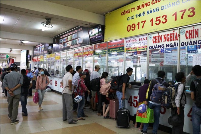 Người dân ùn ùn về quê ăn Tết, cửa ngõ Sài Gòn kẹt cứng - ảnh 12