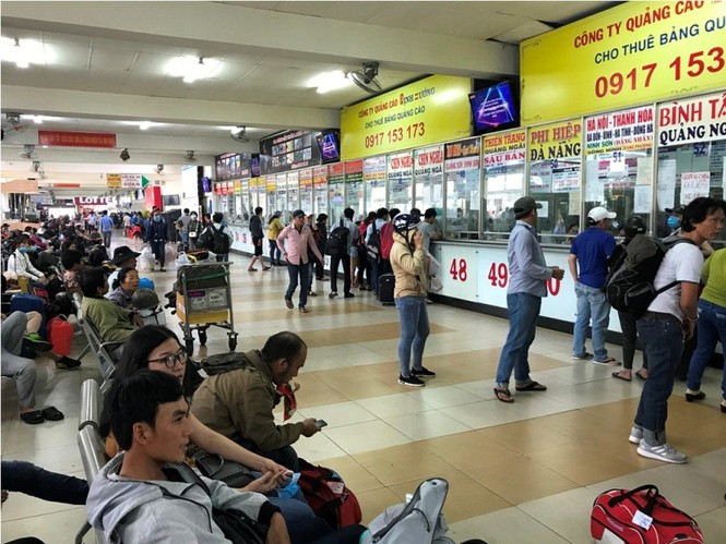 Nhà xe “chặt chém” thu tiền gấp đôi giá vé Tết bán tại bến - ảnh 2