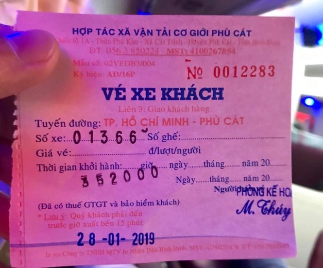 Nhà xe “chặt chém” thu tiền gấp đôi giá vé Tết bán tại bến - ảnh 1