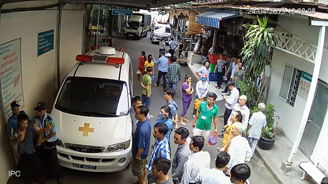 Bảo vệ đánh nhau với tài xế xe cứu thương náo loạn bệnh viện - ảnh 2