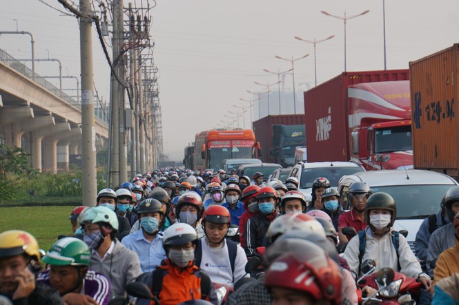 Cửa ngõ Sài Gòn kẹt xe kinh hoàng trong ngày đưa ông Táo về trời - ảnh 1