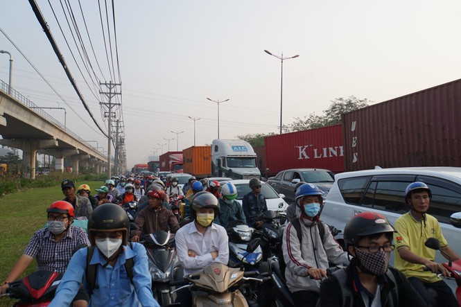 Cửa ngõ Sài Gòn kẹt xe kinh hoàng trong ngày đưa ông Táo về trời - ảnh 9