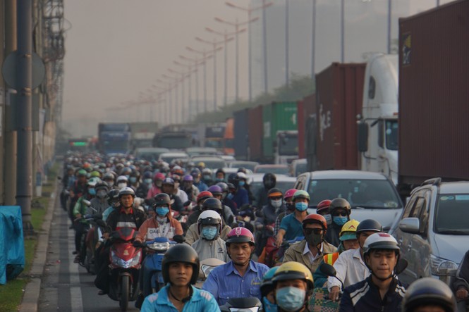 Cửa ngõ Sài Gòn kẹt xe kinh hoàng trong ngày đưa ông Táo về trời - ảnh 5