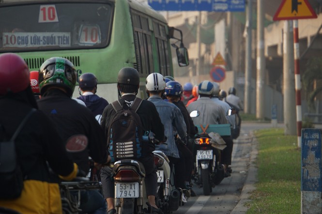 Cửa ngõ Sài Gòn kẹt xe kinh hoàng trong ngày đưa ông Táo về trời - ảnh 3