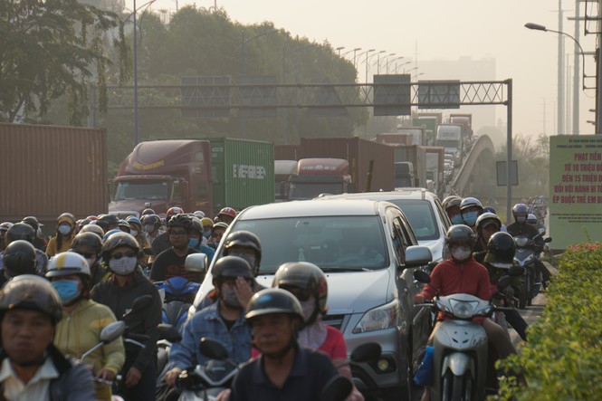 Cửa ngõ Sài Gòn kẹt xe kinh hoàng trong ngày đưa ông Táo về trời - ảnh 2