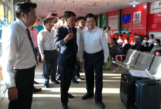 Nguyên Chủ tịch nước Trương Tấn Sang tặng quà cho lái xe khách phục vụ tết - ảnh 1