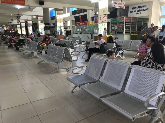 Bến xe lớn nhất Sài Gòn vắng lặng chiều 30 Tết - ảnh 2