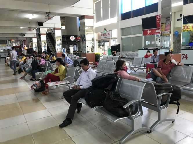 Bến xe lớn nhất Sài Gòn vắng lặng chiều 30 Tết - ảnh 7
