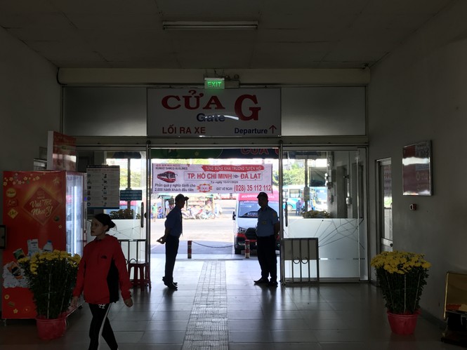 Bến xe lớn nhất Sài Gòn vắng lặng chiều 30 Tết - ảnh 5