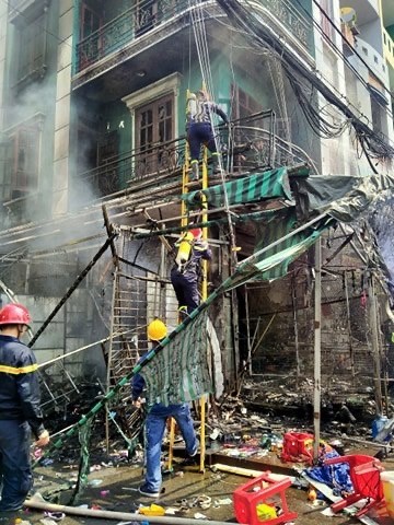 Cháy lớn trong chợ thời trang sầm uất bậc nhất Sài Gòn - ảnh 4