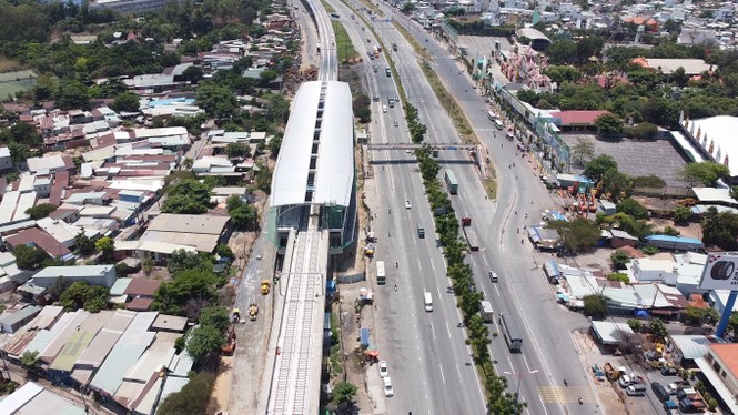Nhiều công nhân tập trung phản đối nhà thầu chính dự án metro số 1 - ảnh 3