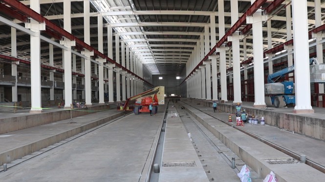 Nhiều công nhân tập trung phản đối nhà thầu chính dự án metro số 1 - ảnh 1