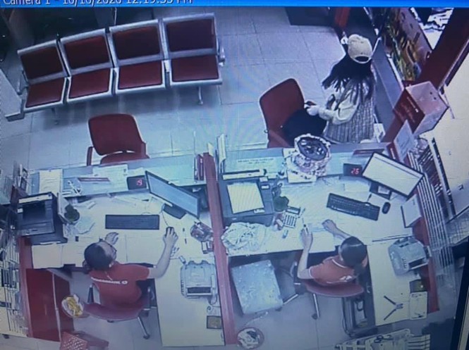 Khởi tố cô gái dọa nổ bom cướp ngân hàng ở TPHCM - ảnh 1